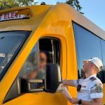 Șofer de microbuz școlar din Timiș, prins băut la volan după ce a fugit de filtru