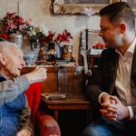 Viceprimarul Ruben Lațcău, vizită la un timișorean care a împlinit un secol de viață