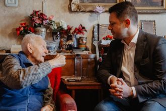 Viceprimarul Ruben Lațcău, vizită la un timișorean care a împlinit un secol de viață