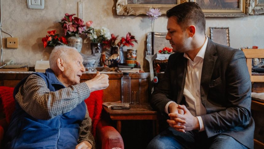 Viceprimarul Ruben Lațcău, vizită la un timișorean care a împlinit un secol de viață
