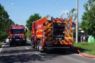 Cinci mașini și o anexă au ars într-un incendiu la Moșnița Nouă