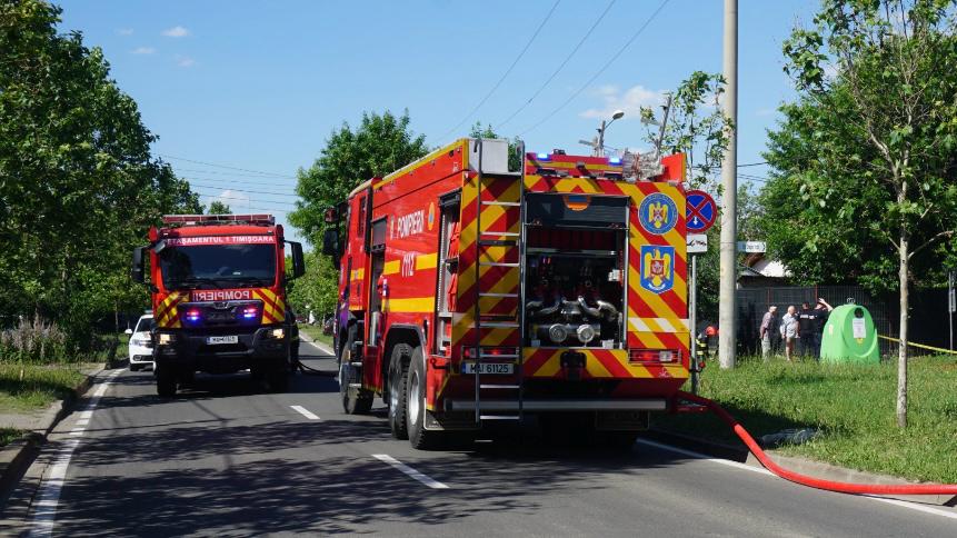 Cinci mașini și o anexă au ars într-un incendiu la Moșnița Nouă