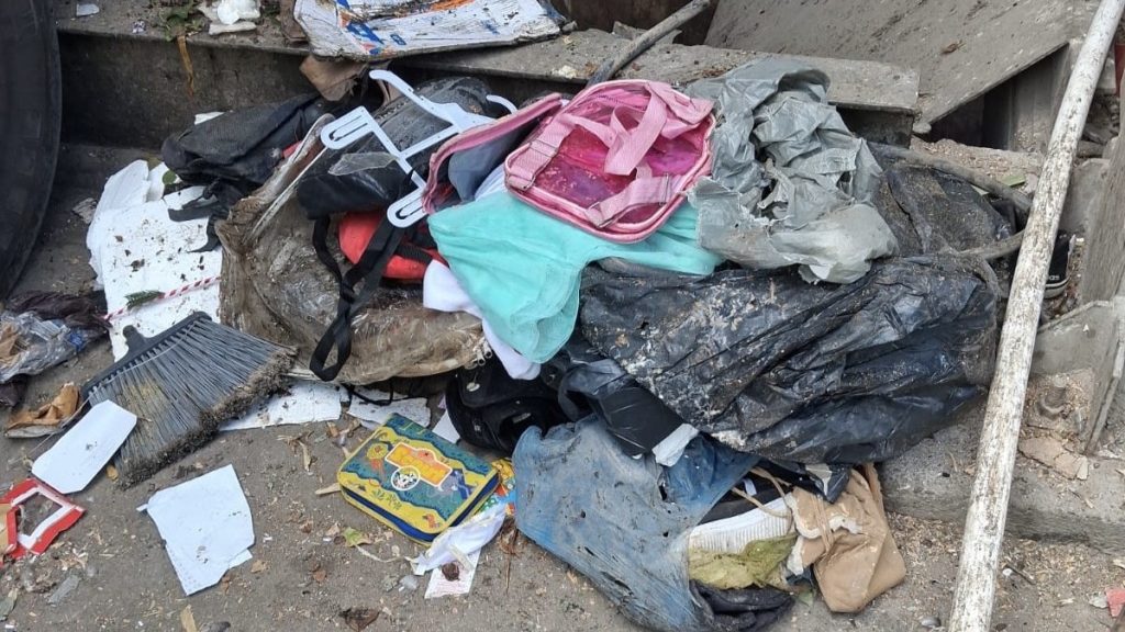 Pubelă neagră pentru deșeuri menajere și materiale neconforme semnalate de operatorii de salubritate în județul Timiș