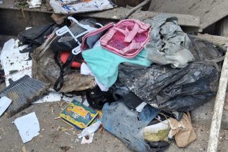 Pubelă neagră pentru deșeuri menajere și materiale neconforme semnalate de operatorii de salubritate în județul Timiș