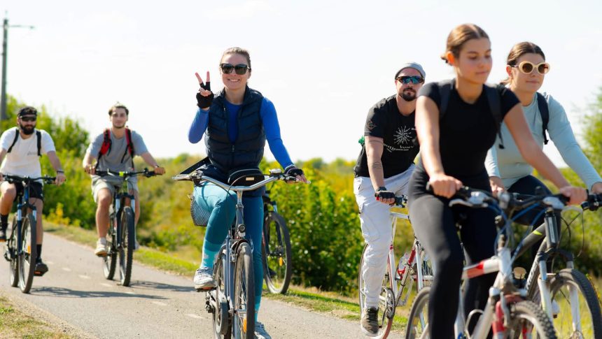 Peste 50 de bicicliști au pedalat între Serbia și Timiș pe malul Begăi
