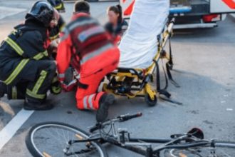 Biciclist lovit în plin după ce a trecut pe roșu în Timișoara