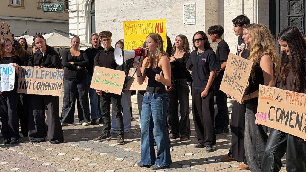Elevii din Timișoara adunați în fața Operei pentru a protesta în haine negre împotriva uniformelor școlare obligatorii