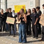 Elevii din Timișoara adunați în fața Operei pentru a protesta în haine negre împotriva uniformelor școlare obligatorii