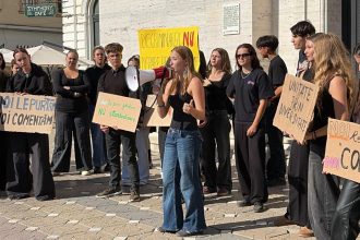 Elevii din Timișoara adunați în fața Operei pentru a protesta în haine negre împotriva uniformelor școlare obligatorii