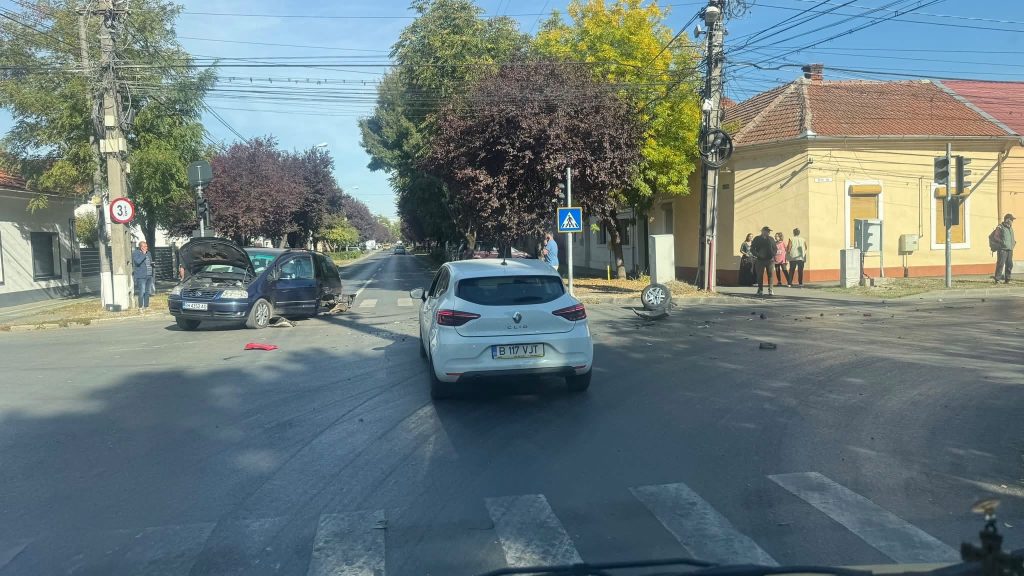 Impact în lanț cu trei mașini în Timișoara: Un bărbat a ajuns la spital după un impact în lanț