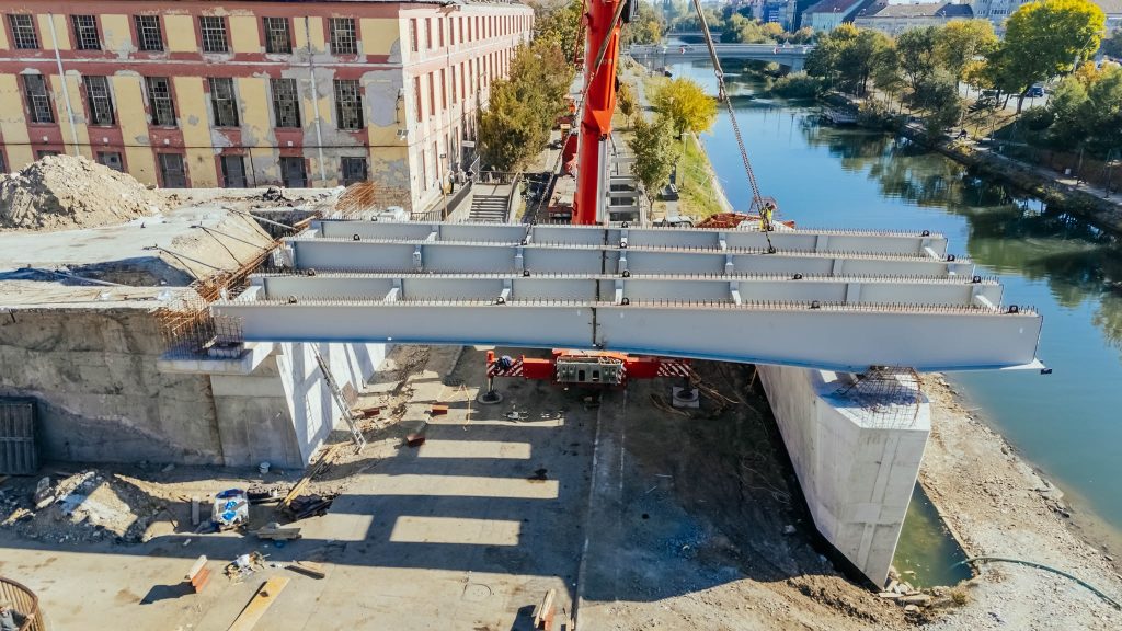 Podul Muncii din Timișoara prinde contur: Structură de 100 de tone montată pe șantier
