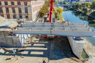 Podul Muncii din Timișoara prinde contur: Structură de 100 de tone montată pe șantier