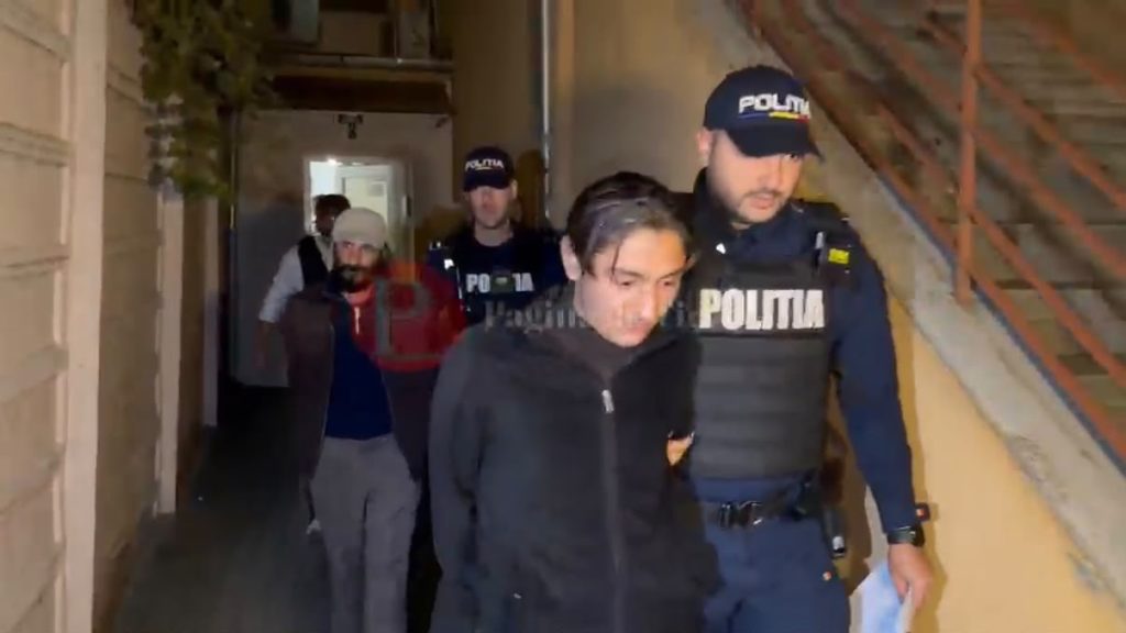 Tatăl și fratele elevului, reținuți după bătaia de la Școala 15 din Timișoara.