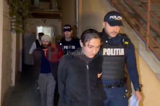 Tatăl și fratele elevului, reținuți după bătaia de la Școala 15 din Timișoara.