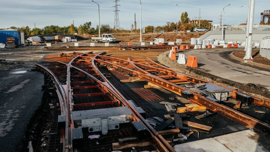 Se montează sistemele pentru tramvaie în Pasajul Solventul din Timișoara