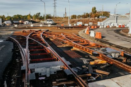 Se montează sistemele pentru tramvaie în Pasajul Solventul din Timișoara