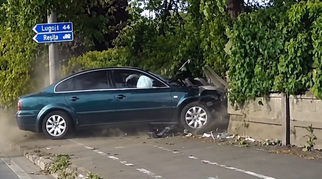 Un tânăr beat a intrat cu mașina într-un gard de beton din Timișoara