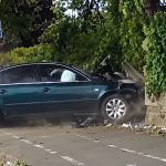 Un tânăr beat a intrat cu mașina într-un gard de beton din Timișoara