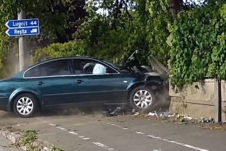 Un tânăr beat a intrat cu mașina într-un gard de beton din Timișoara