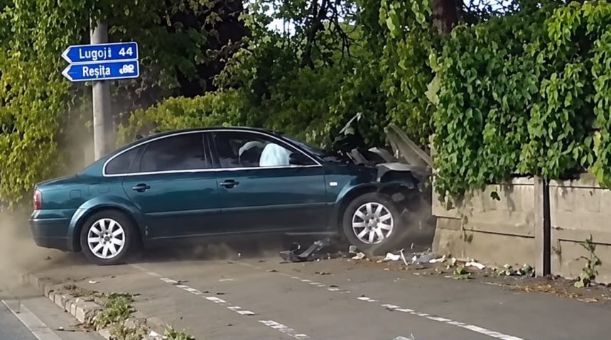 Un tânăr beat a intrat cu mașina într-un gard de beton din Timișoara