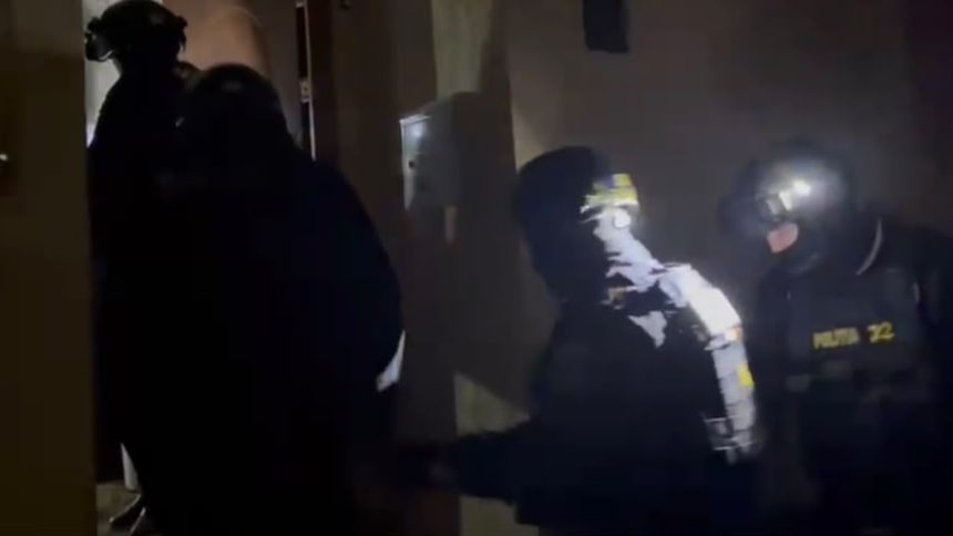 Percheziții DIICOT la locuința unui bărbat din Jimbolia, suspectat de viol asupra unui minor și pornografie infantilă