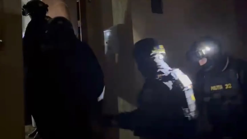 Percheziții DIICOT la locuința unui bărbat din Jimbolia, suspectat de viol asupra unui minor și pornografie infantilă