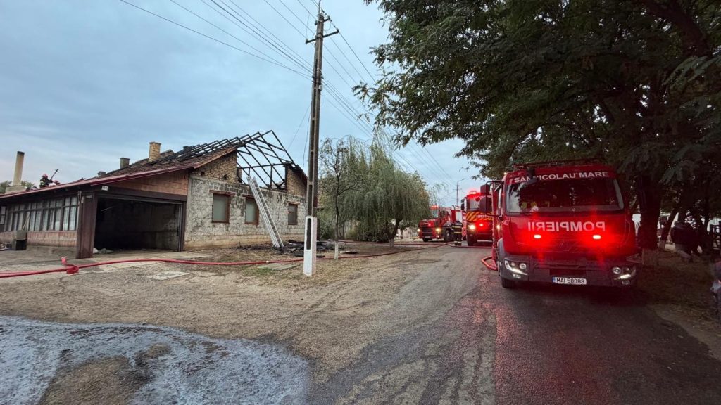 Incendiu puternic la o casă din Gottlob, județul Timiș, unde flăcările au distrus o mare parte din acoperiș