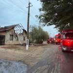 Incendiu puternic la o casă din Gottlob, județul Timiș, unde flăcările au distrus o mare parte din acoperiș