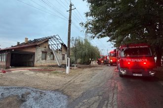 Incendiu puternic la o casă din Gottlob, județul Timiș, unde flăcările au distrus o mare parte din acoperiș