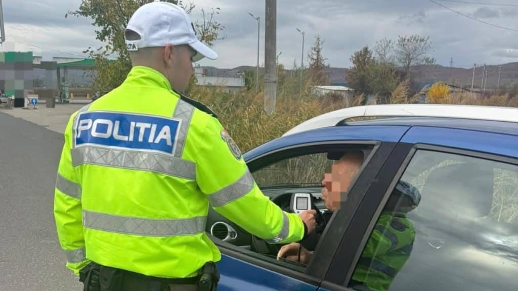 Șofer beat, cu permisul suspendat, încătușat de polițiști în județul Hunedoara