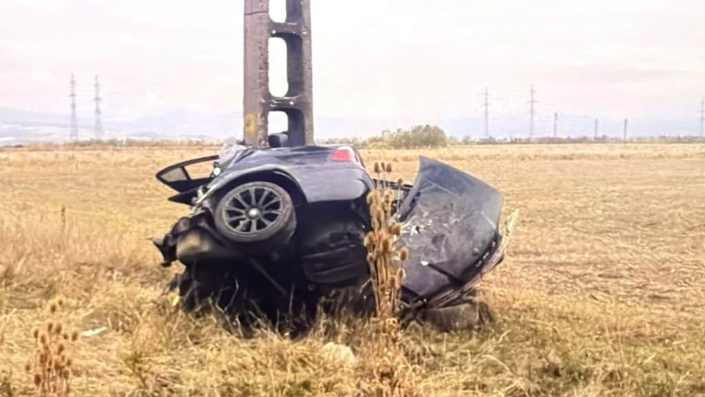 Accident mortal în localitatea Pricaz din Hunedoara, unde un tânăr de 25 de ani a murit după ce mașina sa s-a izbit de un stâlp de electricitate