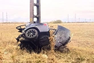 Accident mortal în localitatea Pricaz din Hunedoara, unde un tânăr de 25 de ani a murit după ce mașina sa s-a izbit de un stâlp de electricitate