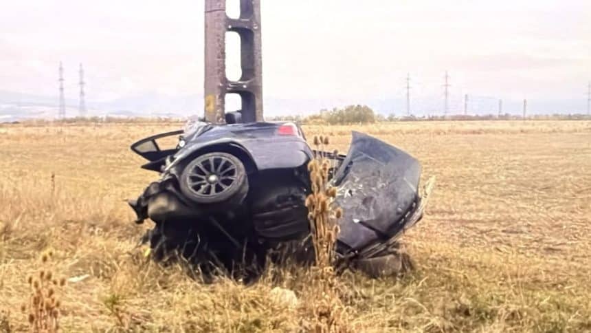 Accident mortal în localitatea Pricaz din Hunedoara, unde un tânăr de 25 de ani a murit după ce mașina sa s-a izbit de un stâlp de electricitate