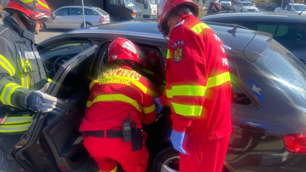 Mamă și fiu de 6 ani, răniți într-un accident în Hunedoara