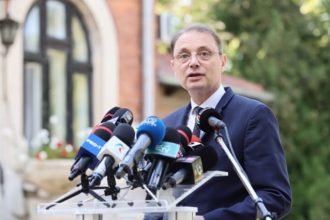 Luca Niculescu, învestit premier. Noul Guvern a primit votul Parlamentului