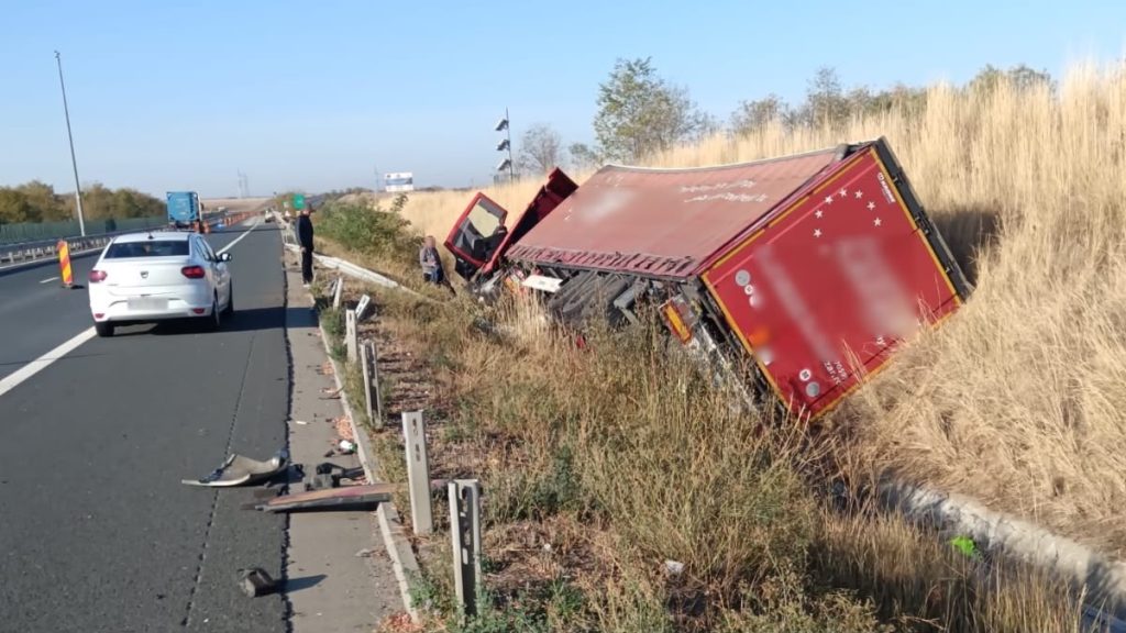 TIR răsturnat în șanț pe A1, în Timiș, după un impact cu o mașină