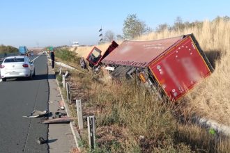 TIR răsturnat în șanț pe A1, în Timiș, după un impact cu o mașină