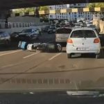 Livrator pe scuter, surprins de o cameră de bord în momentul în care cade pe șosea, sub Pasajul Jiul din Timișoara