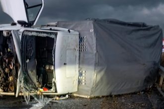 Camionetă cu animale, răsturnată pe A1. O femeie a rămas blocată