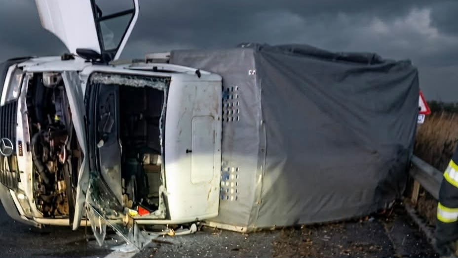 Camionetă cu animale, răsturnată pe A1. O femeie a rămas blocată