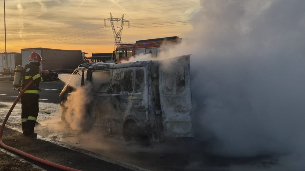 Camion de marfă, cuprins de flăcări pe autostrada A1, în Timiș