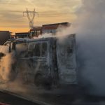Camion de marfă, cuprins de flăcări pe autostrada A1, în Timiș