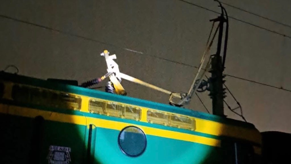 Două trenuri CFR, blocate la Belinț după o defecțiune la locomotivă
