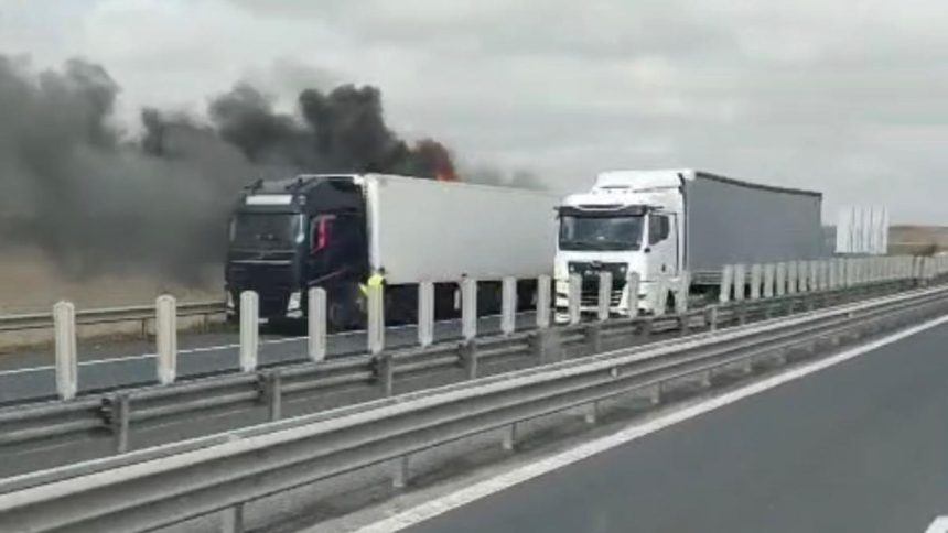 TIR în flăcări pe autostrada A1, între Timișoara și Arad
