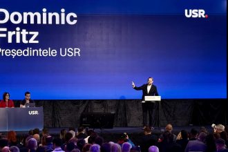 Dominic Fritz susține un discurs la congresul USR din Timișoara, unde critică PSD și AUR