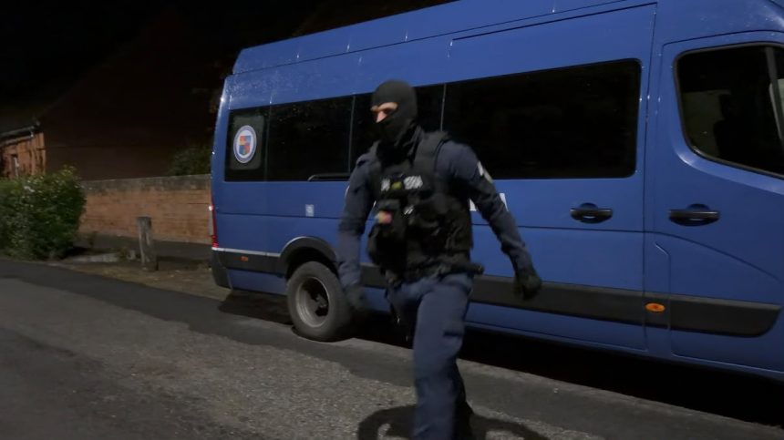 : Percheziții ale polițiștilor la opt adrese din Arad și Timiș, într-un dosar privind furtul a 20.000 de euro