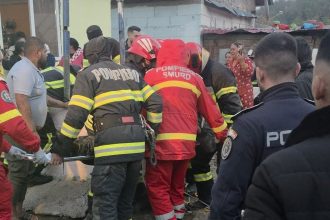Pompieri intervin pentru salvarea unui copil de 14 ani prins într-o fântână din Reșița