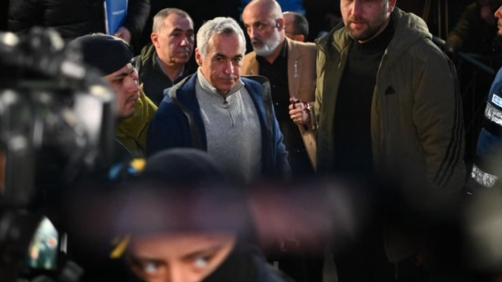 Călin Georgescu, fost candidat la alegerile prezidențiale, vizat de prelungirea arestării preventive cu 30 de zile, prin decizia Curții de Apel București.
